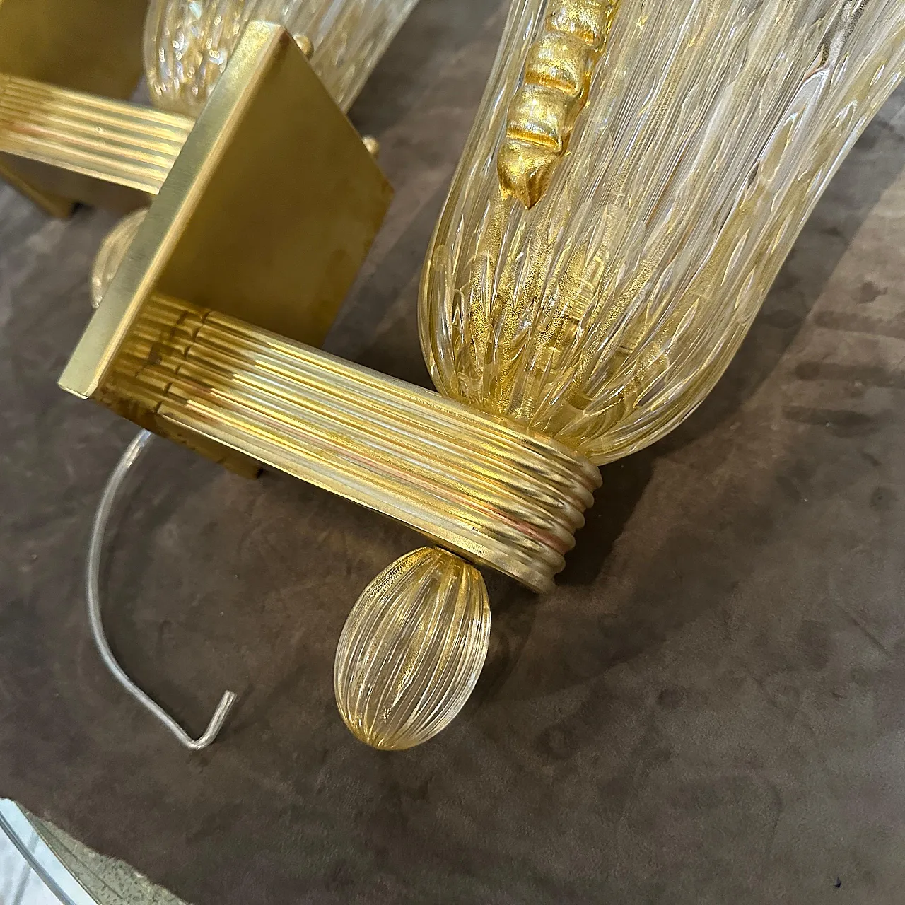 Coppia di applique in ottone e vetro di Murano ambrato, anni 2000 16