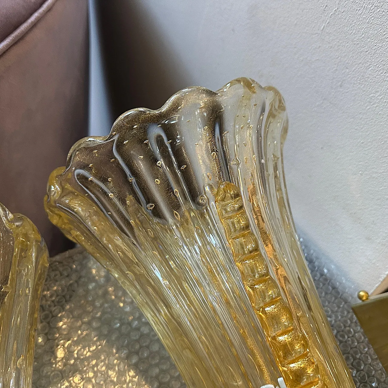 Coppia di applique in ottone e vetro di Murano ambrato, anni 2000 19