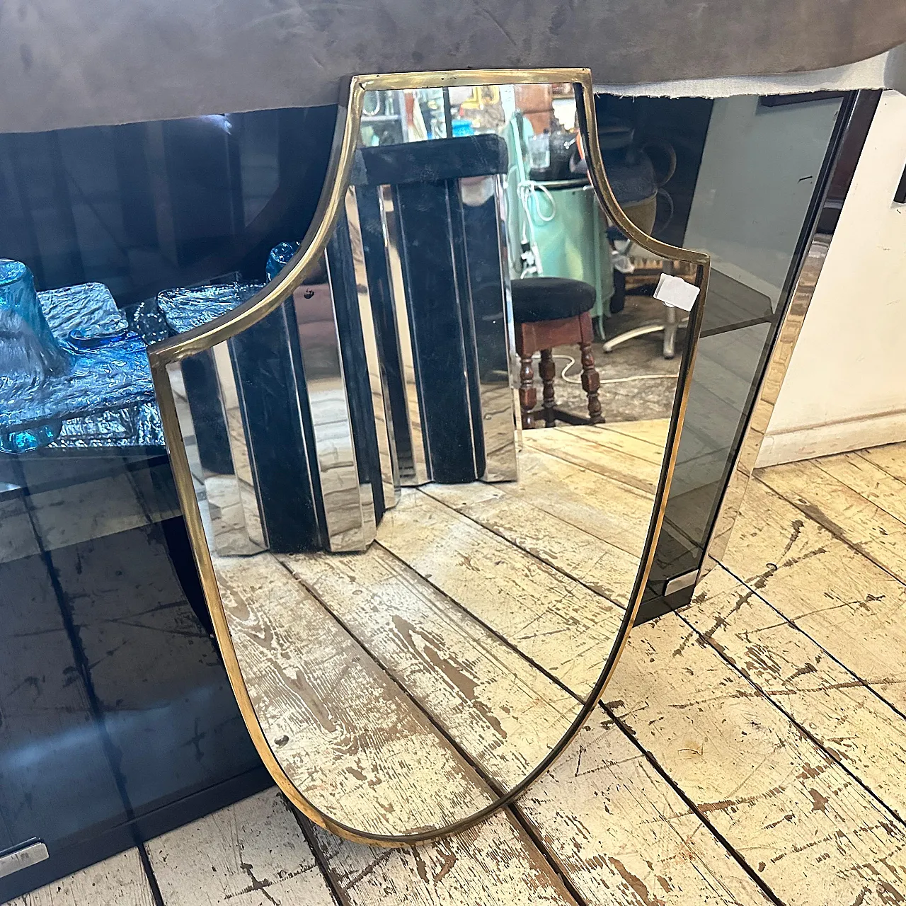 Specchio a forma di scudo in ottone in stile Gio Ponti, anni '50 2