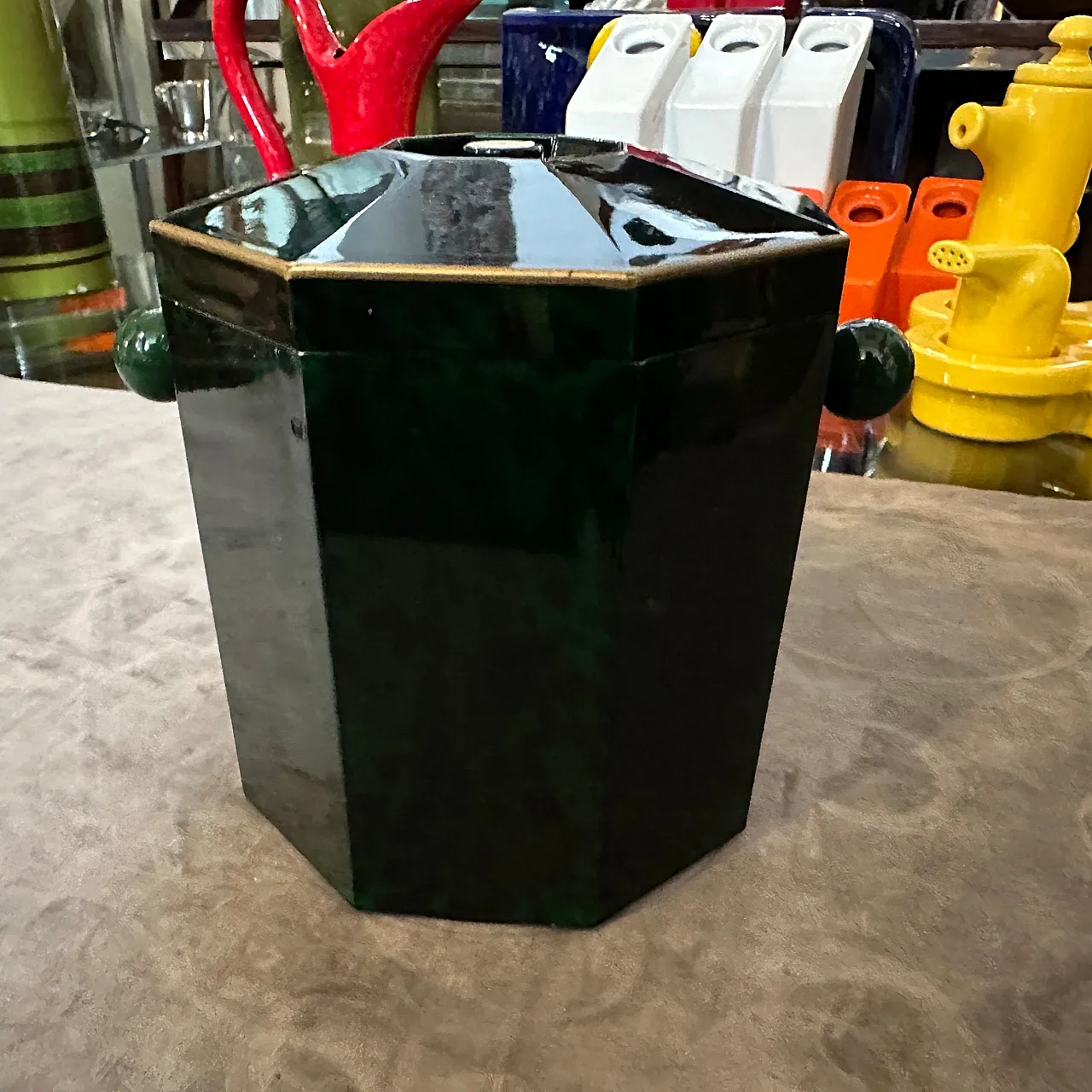 Secchiello per ghiaccio in finta malachite, lucite e ottone, anni '70 3