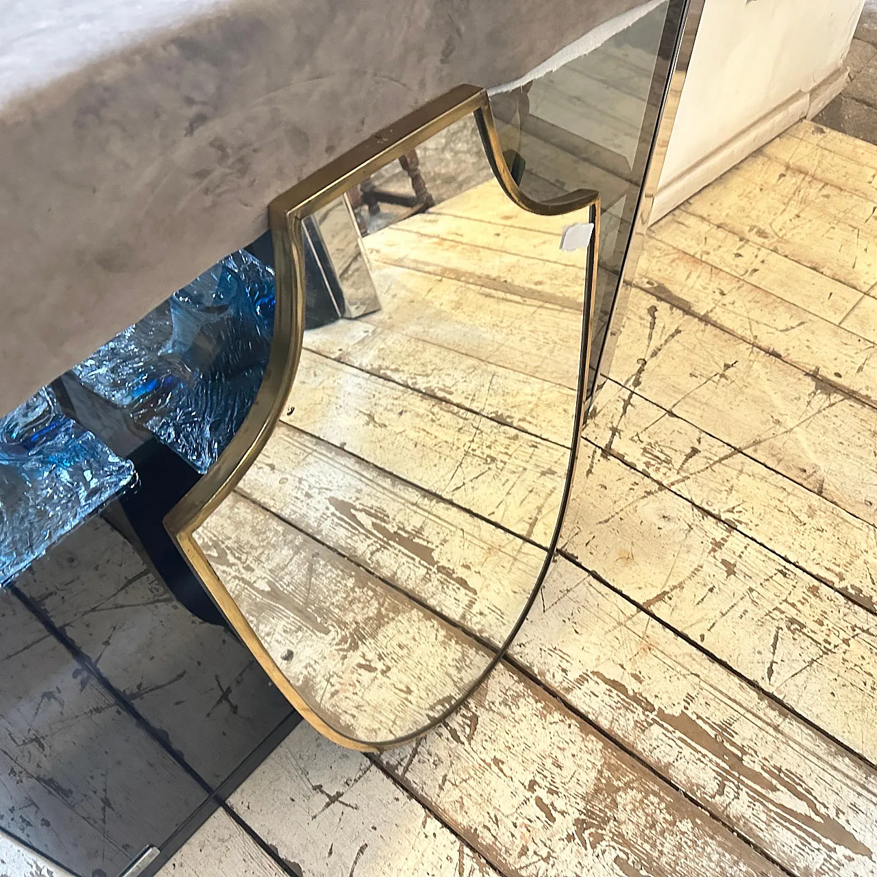Specchio a forma di scudo in ottone in stile Gio Ponti, anni '50 3