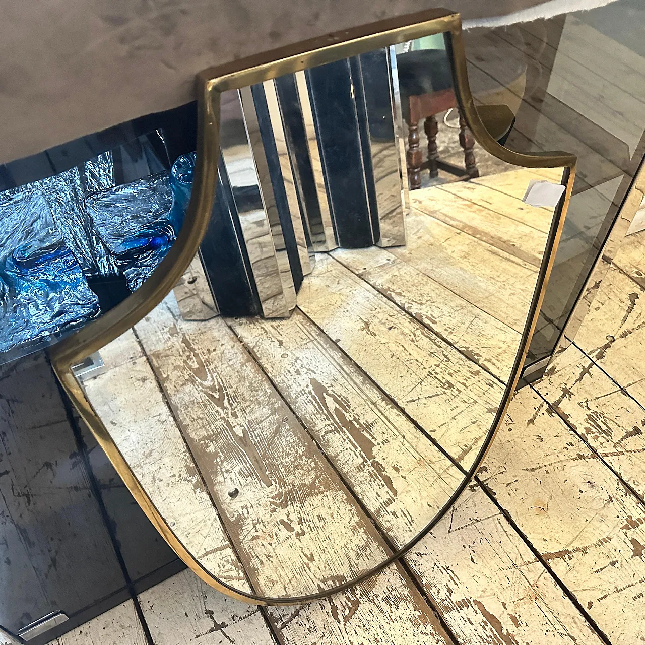 Specchio a forma di scudo in ottone in stile Gio Ponti, anni '50 7