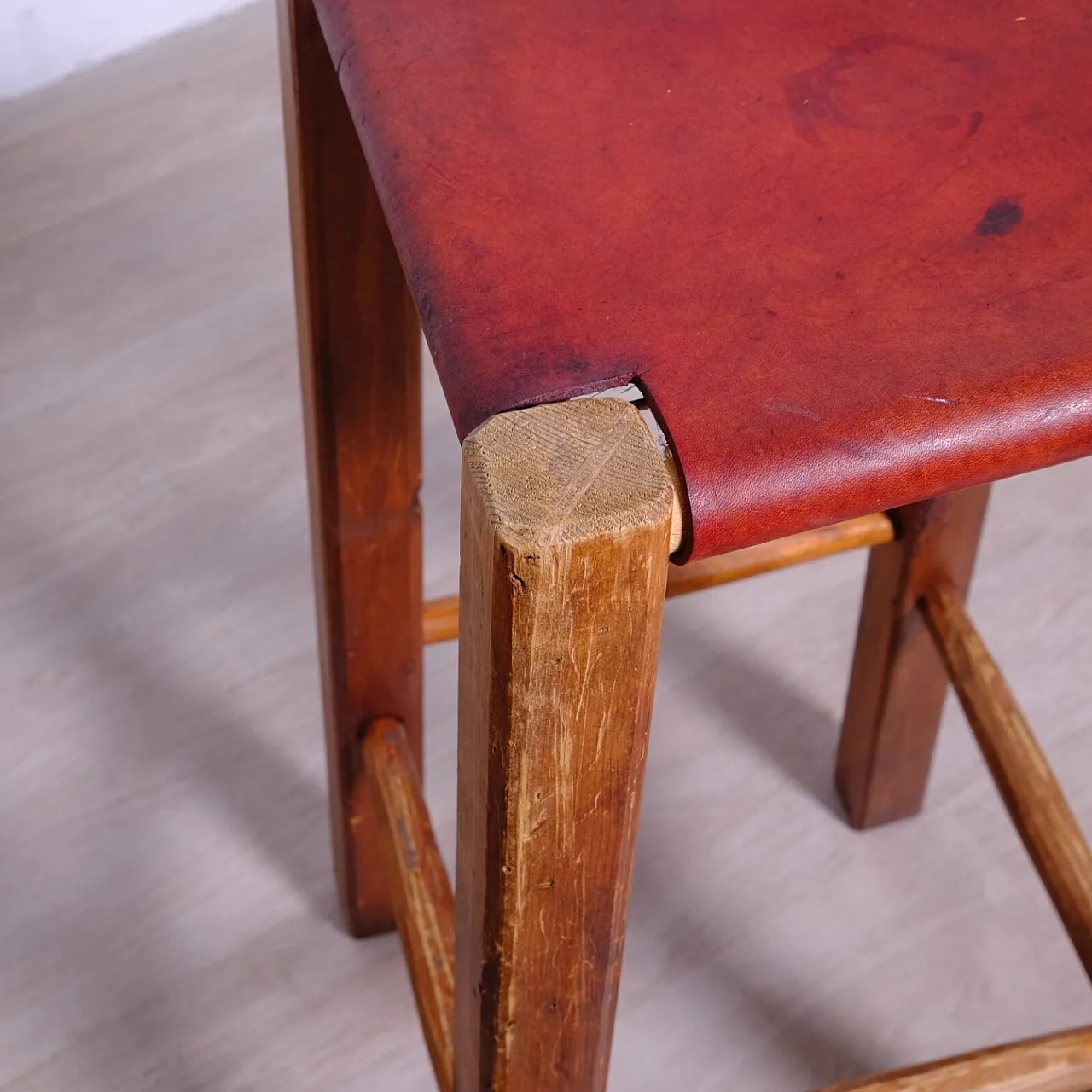 Sgabello in legno massello e cuoio, fine '900 4