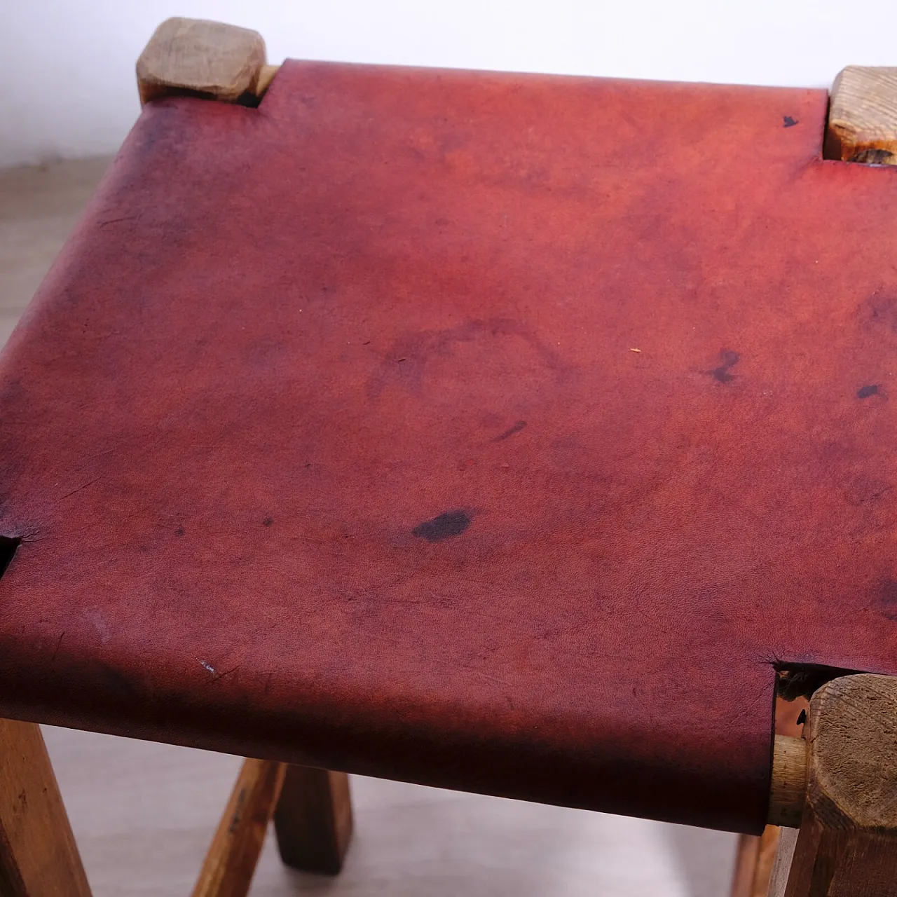 Sgabello in legno massello e cuoio, fine '900 8