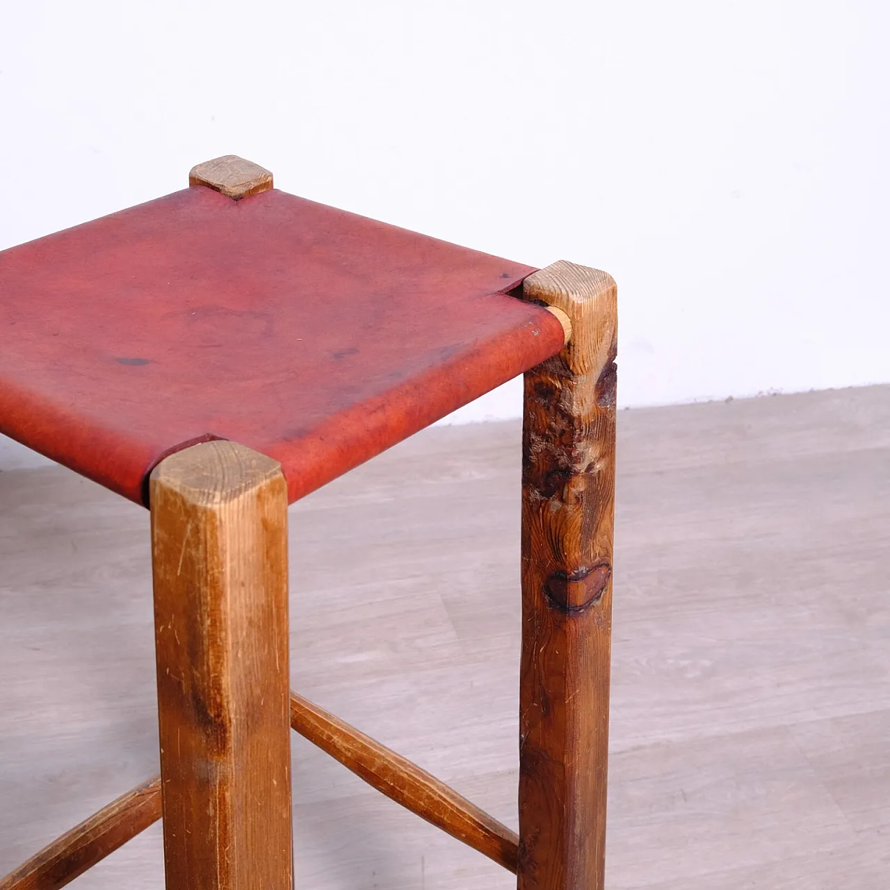 Sgabello in legno massello e cuoio, fine '900 9