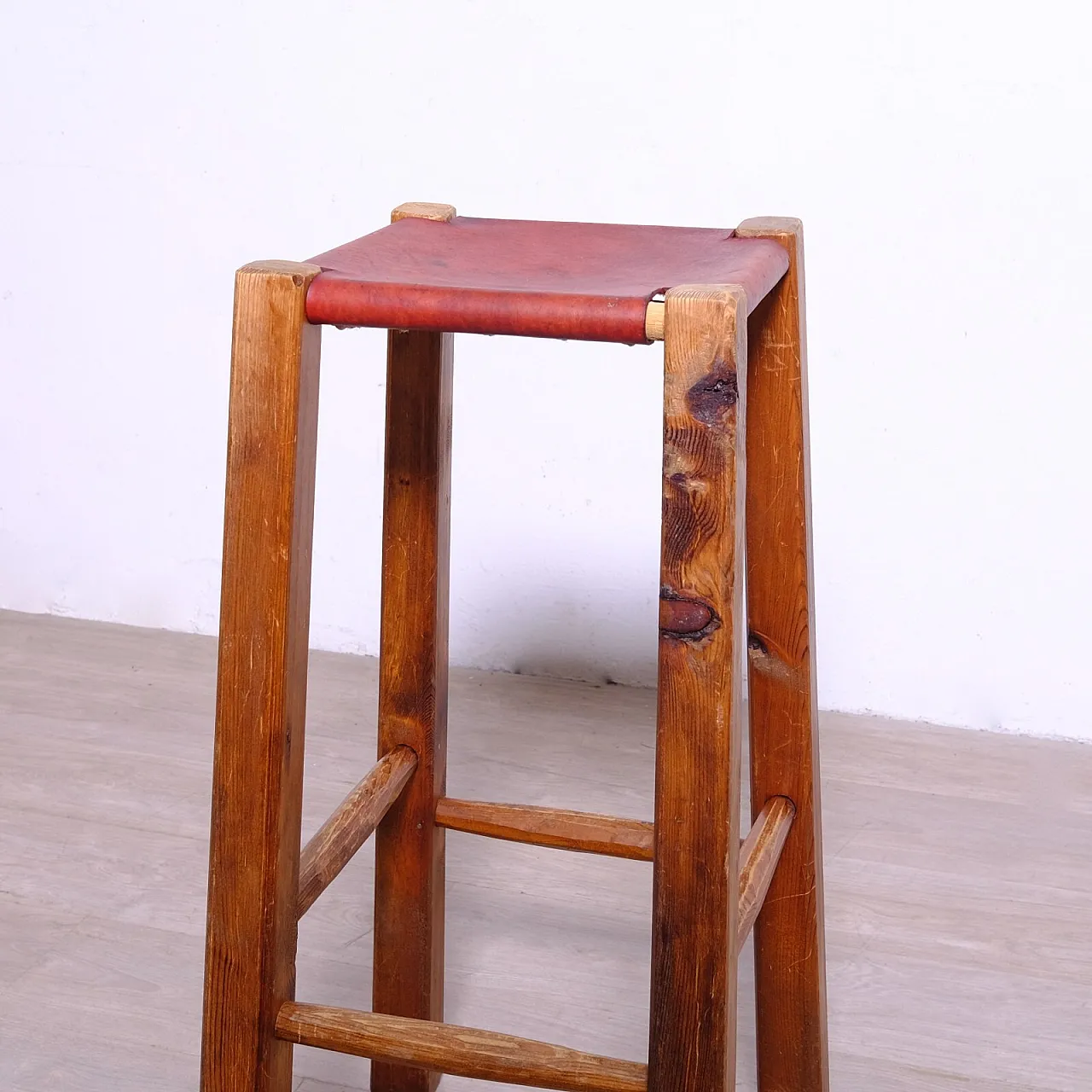 Sgabello in legno massello e cuoio, fine '900 14