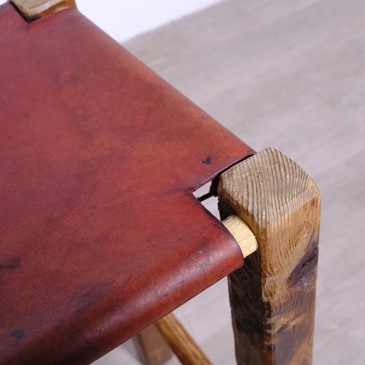 Sgabello in legno massello e cuoio, fine '900 15