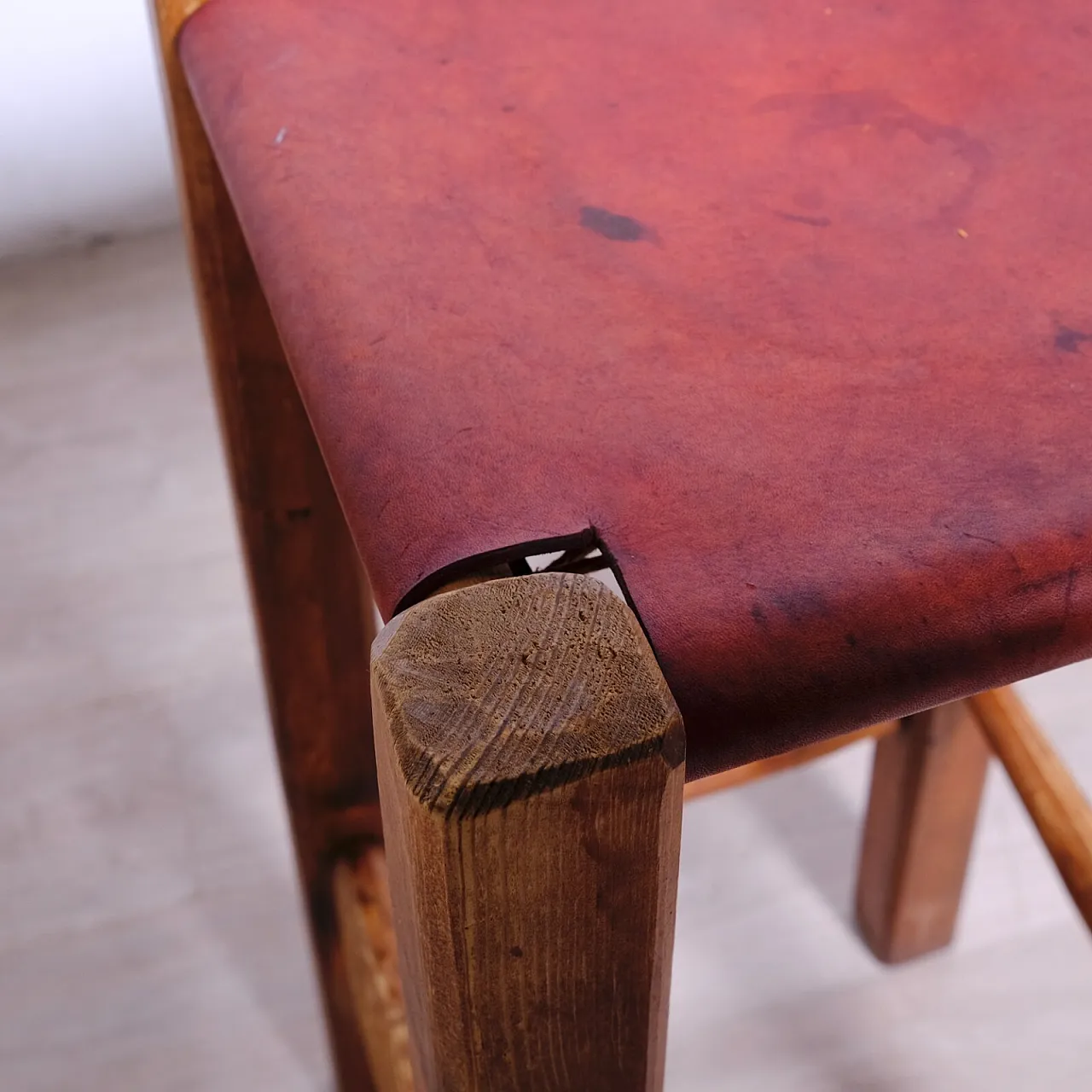 Sgabello in legno massello e cuoio, fine '900 16