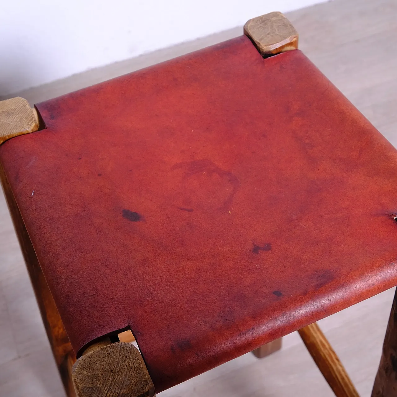 Sgabello in legno massello e cuoio, fine '900 17