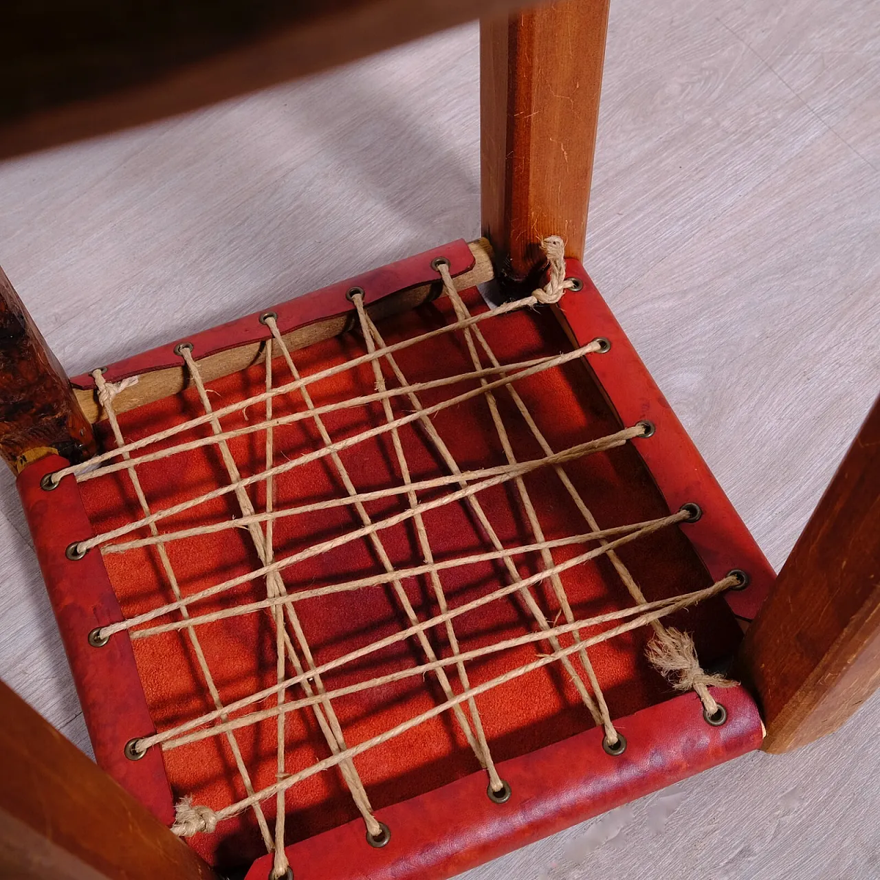 Sgabello in legno massello e cuoio, fine '900 19