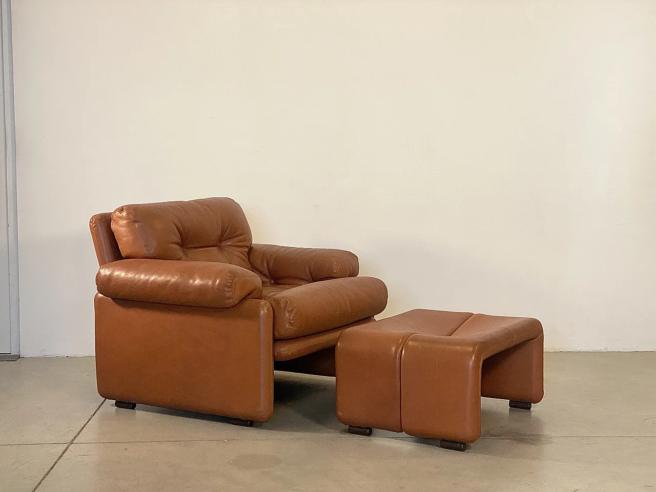 Poltrona con pouf mod. Coronado di Tobia Scarpa per B&B anni 70 1