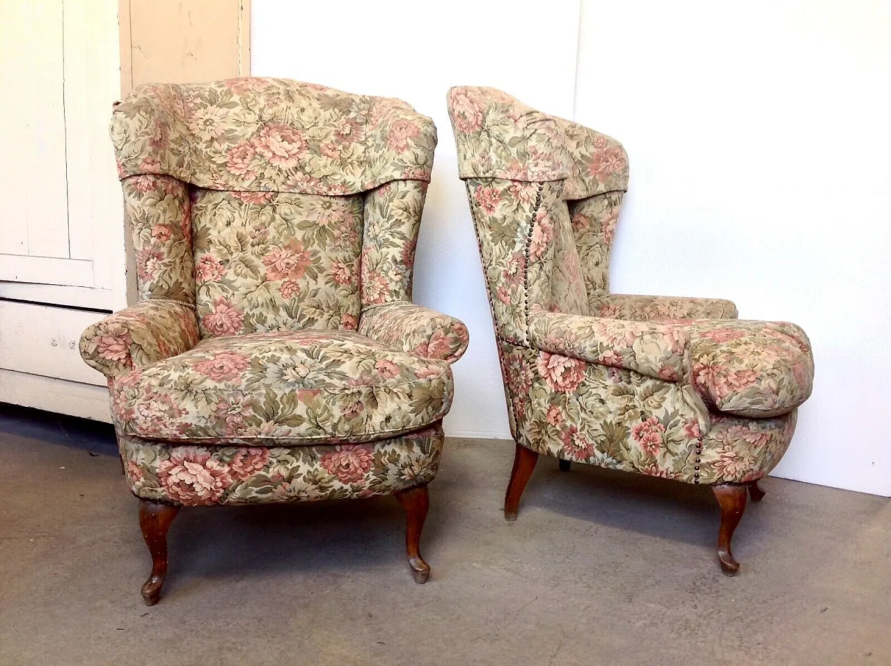 Coppia di poltrone bergere in legno e tessuto, metà '900 1