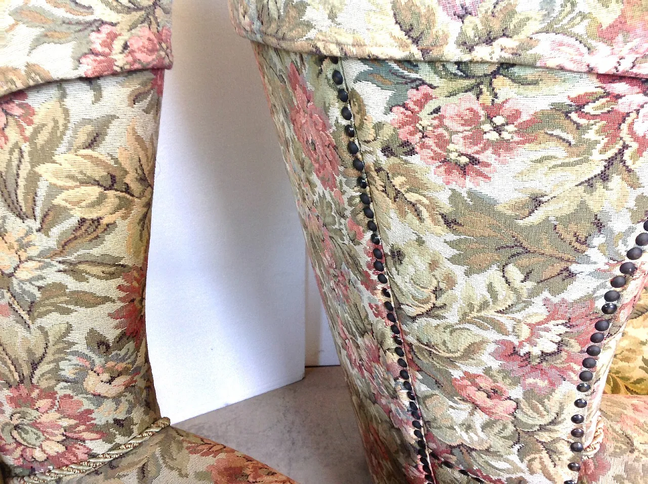 Coppia di poltrone bergere in legno e tessuto, metà '900 3