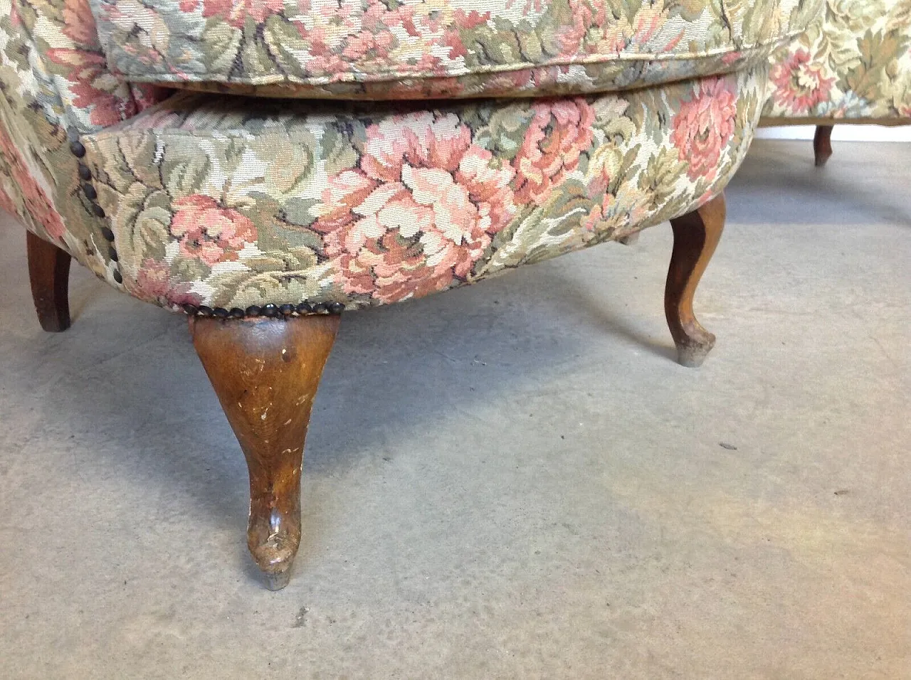 Coppia di poltrone bergere in legno e tessuto, metà '900 4