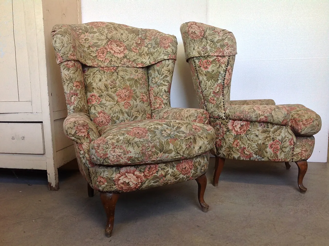 Coppia di poltrone bergere in legno e tessuto, metà '900 6