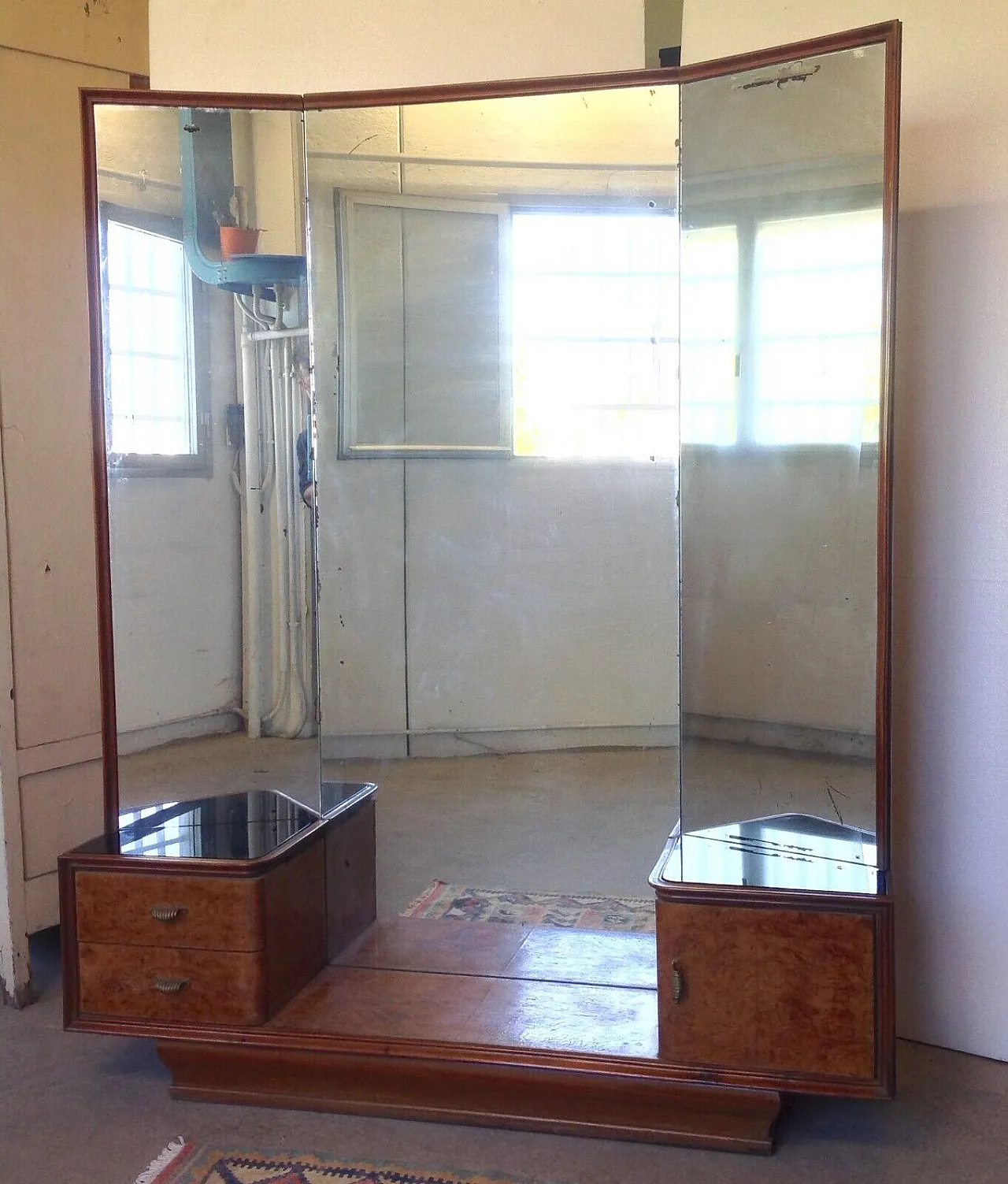 Specchiera con cassetti e sportello, in legno e vetro, metà '900 1