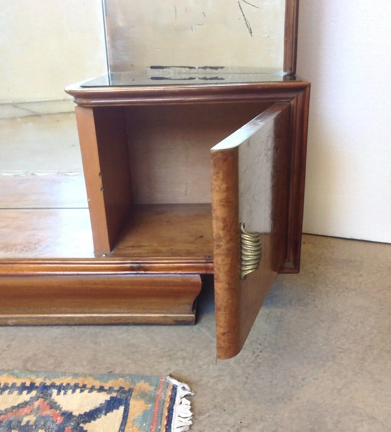 Specchiera con cassetti e sportello, in legno e vetro, metà '900 2