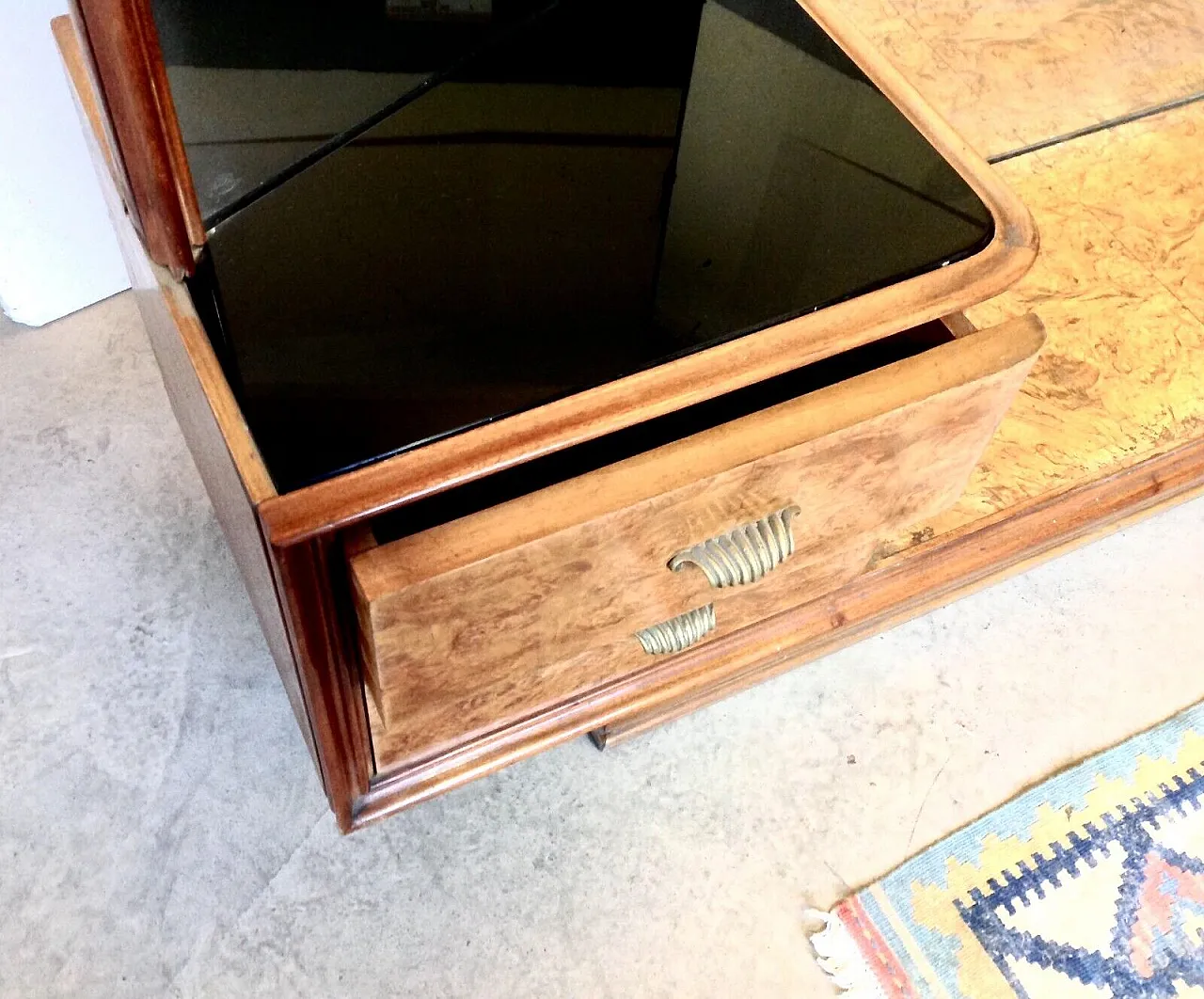 Specchiera con cassetti e sportello, in legno e vetro, metà '900 3