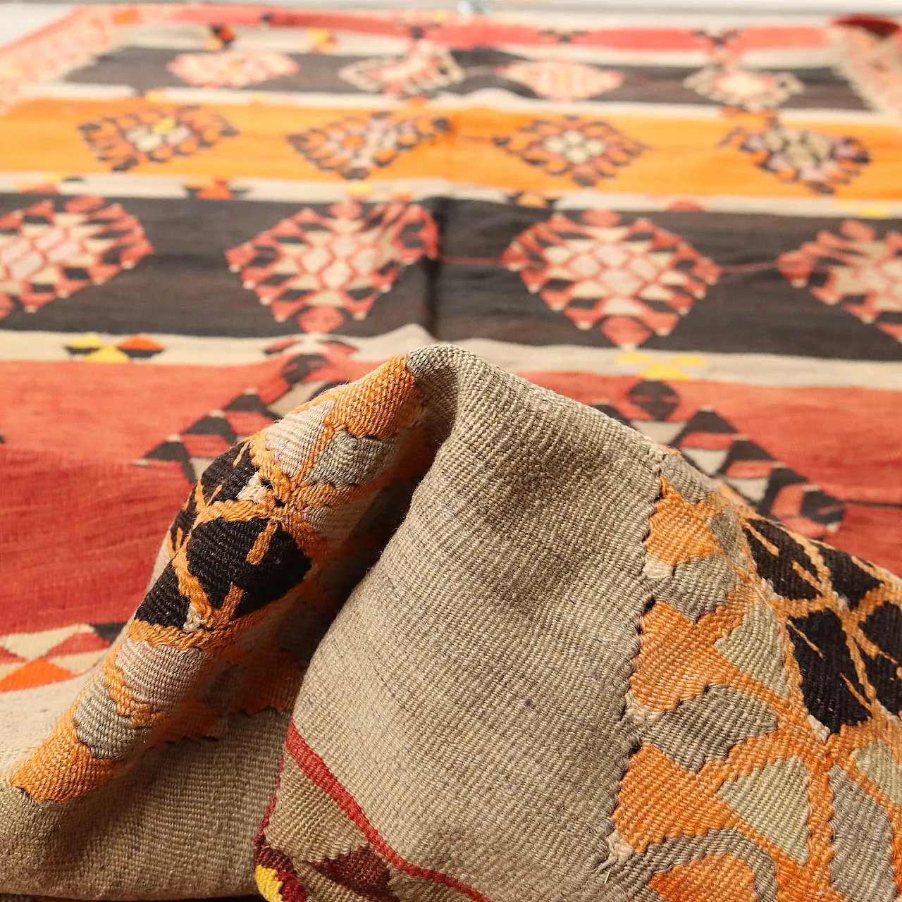 Thin knot Kilim rug in brown and orange wool 9