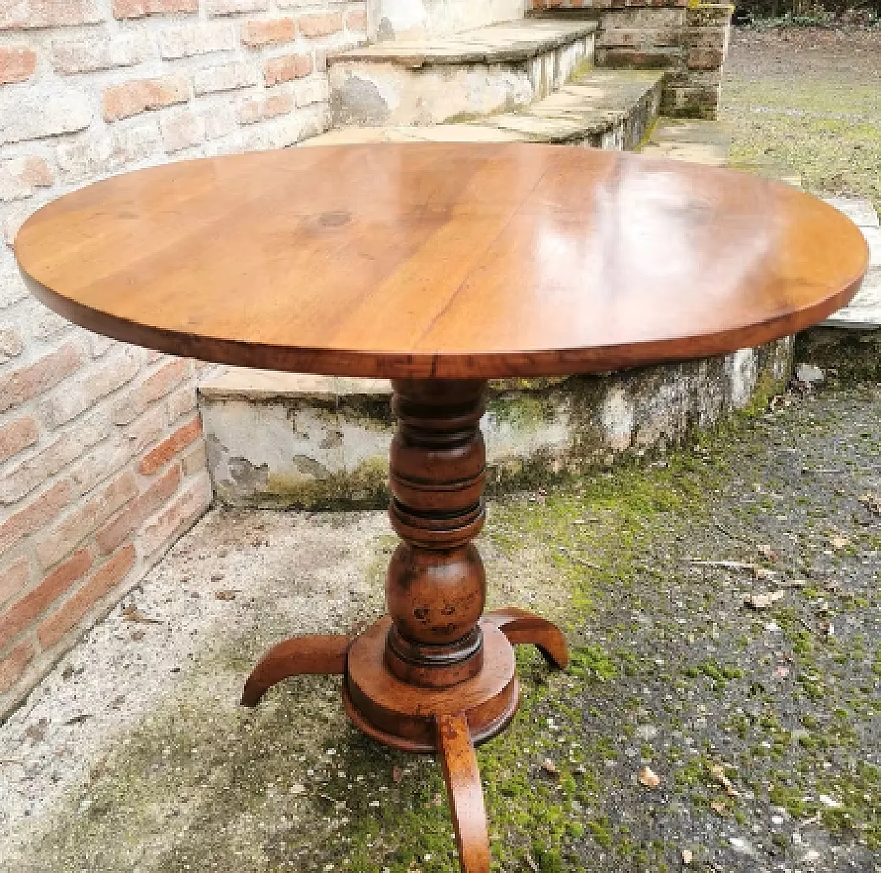 Tavolo tondo a ribalta in noce, fine '800 1