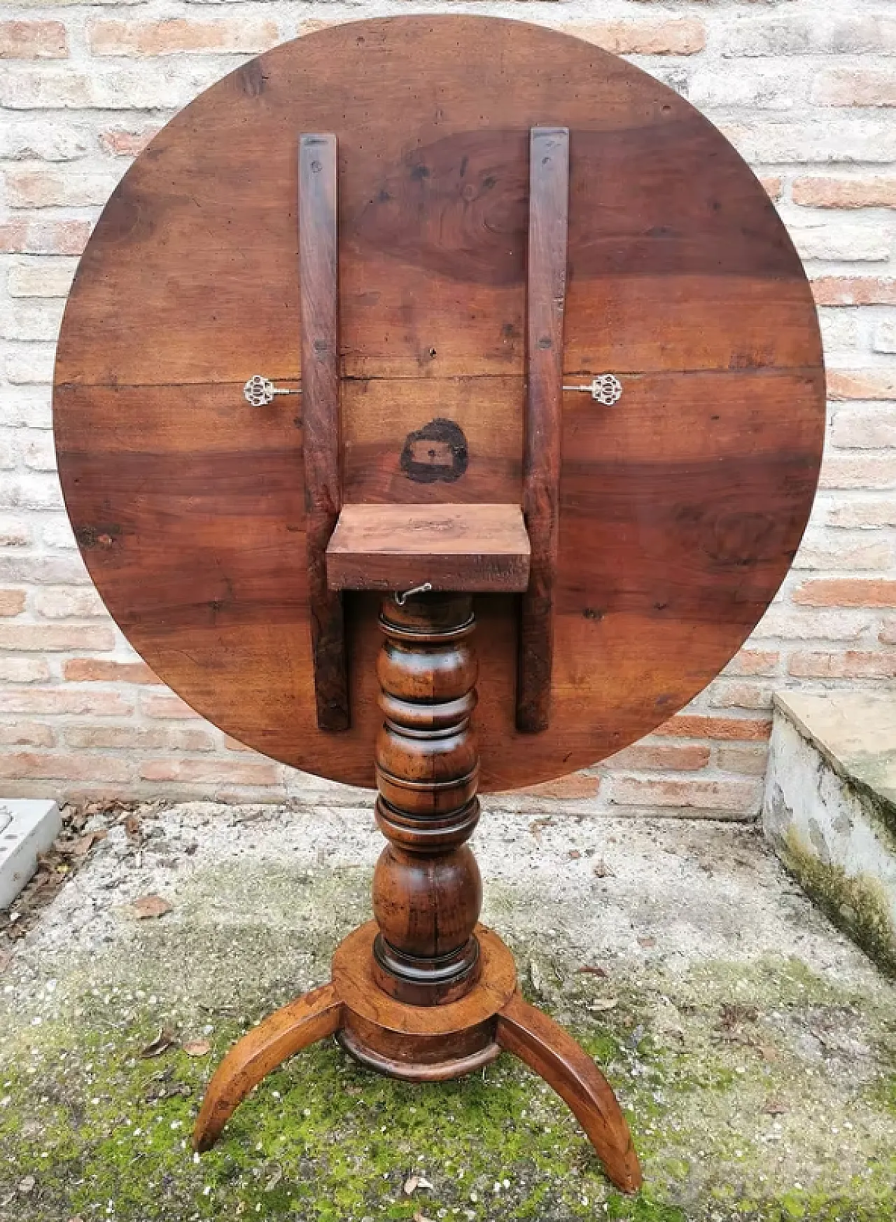 Tavolo tondo a ribalta in noce, fine '800 3
