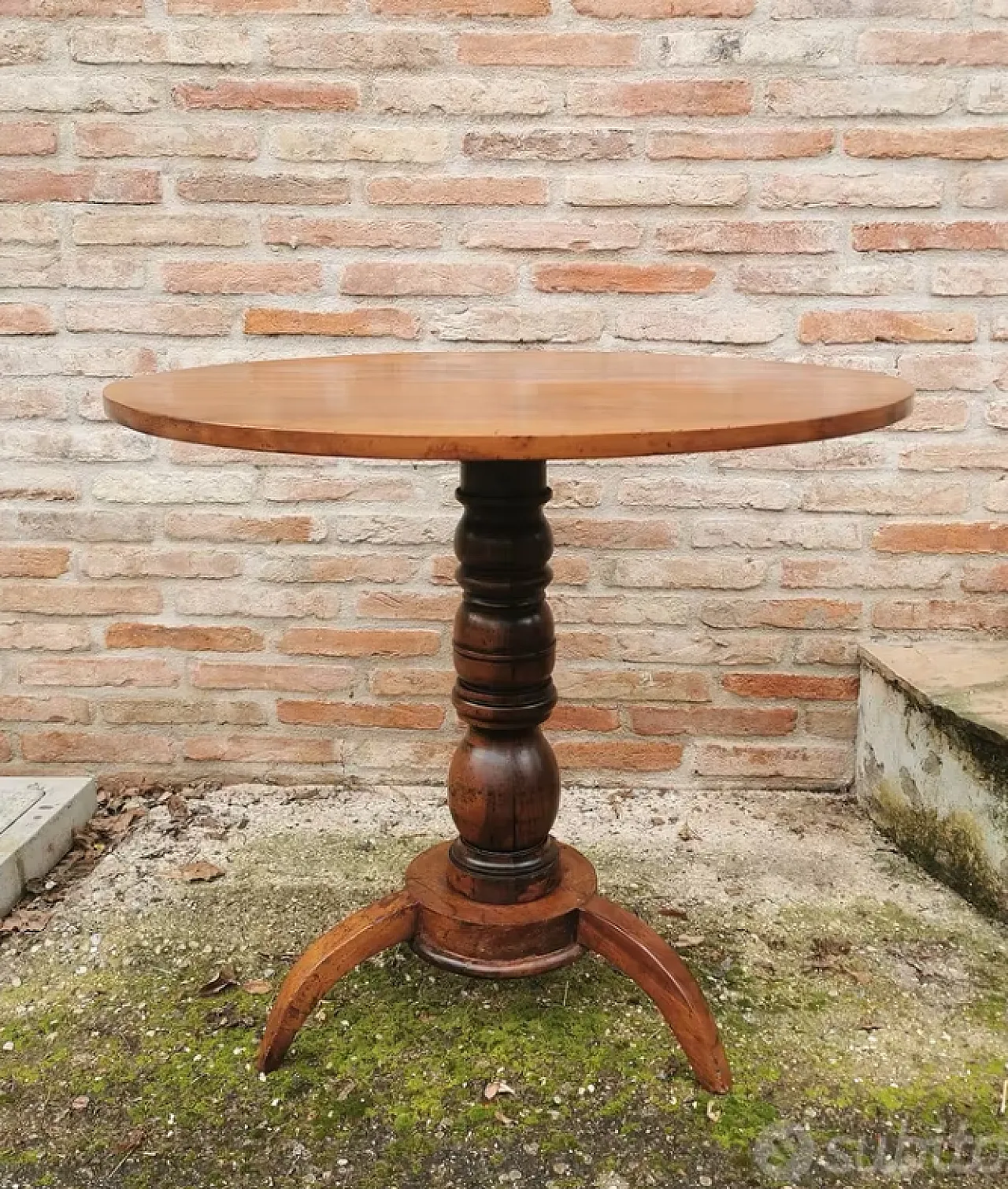 Tavolo tondo a ribalta in noce, fine '800 4
