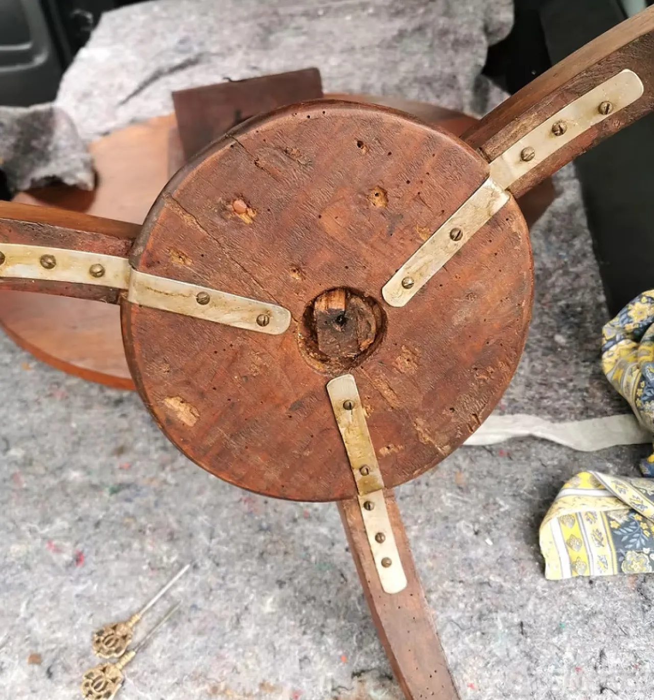 Tavolo tondo a ribalta in noce, fine '800 5