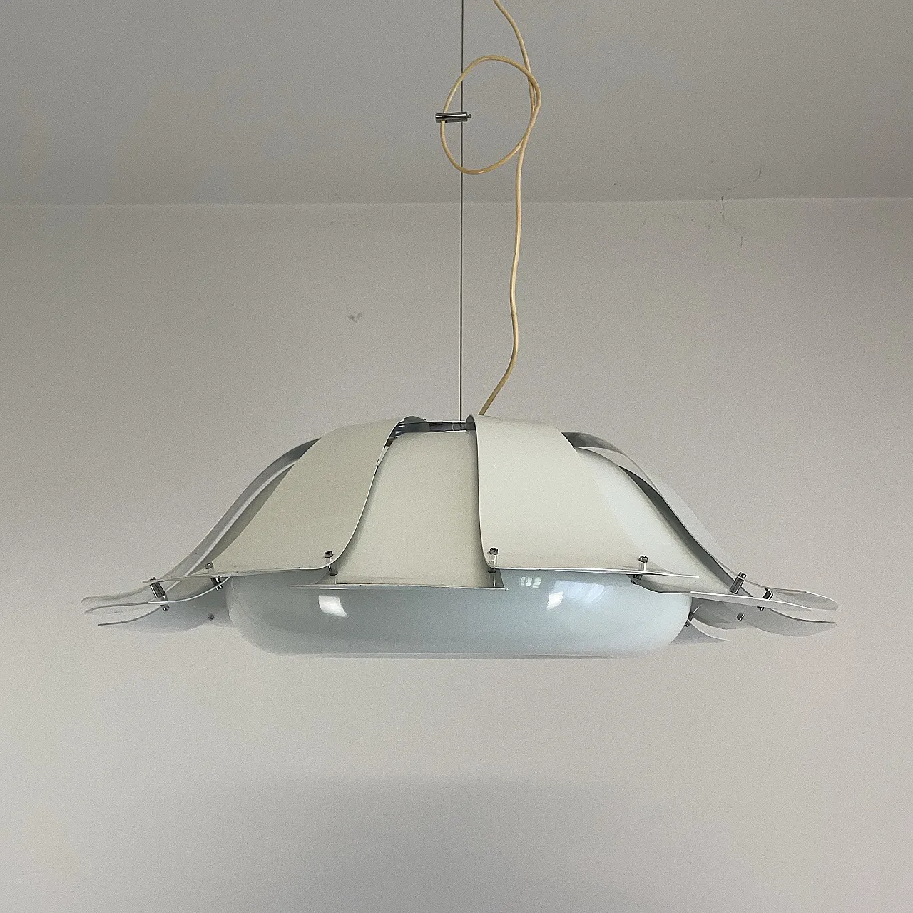 Lampada a sospensione bianca marca Tronconi, Italia anni ‘70 1