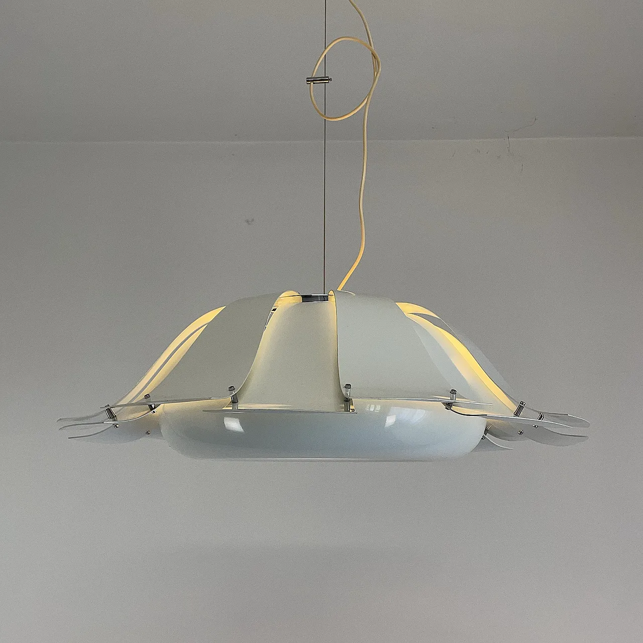 Lampada a sospensione bianca marca Tronconi, Italia anni ‘70 2