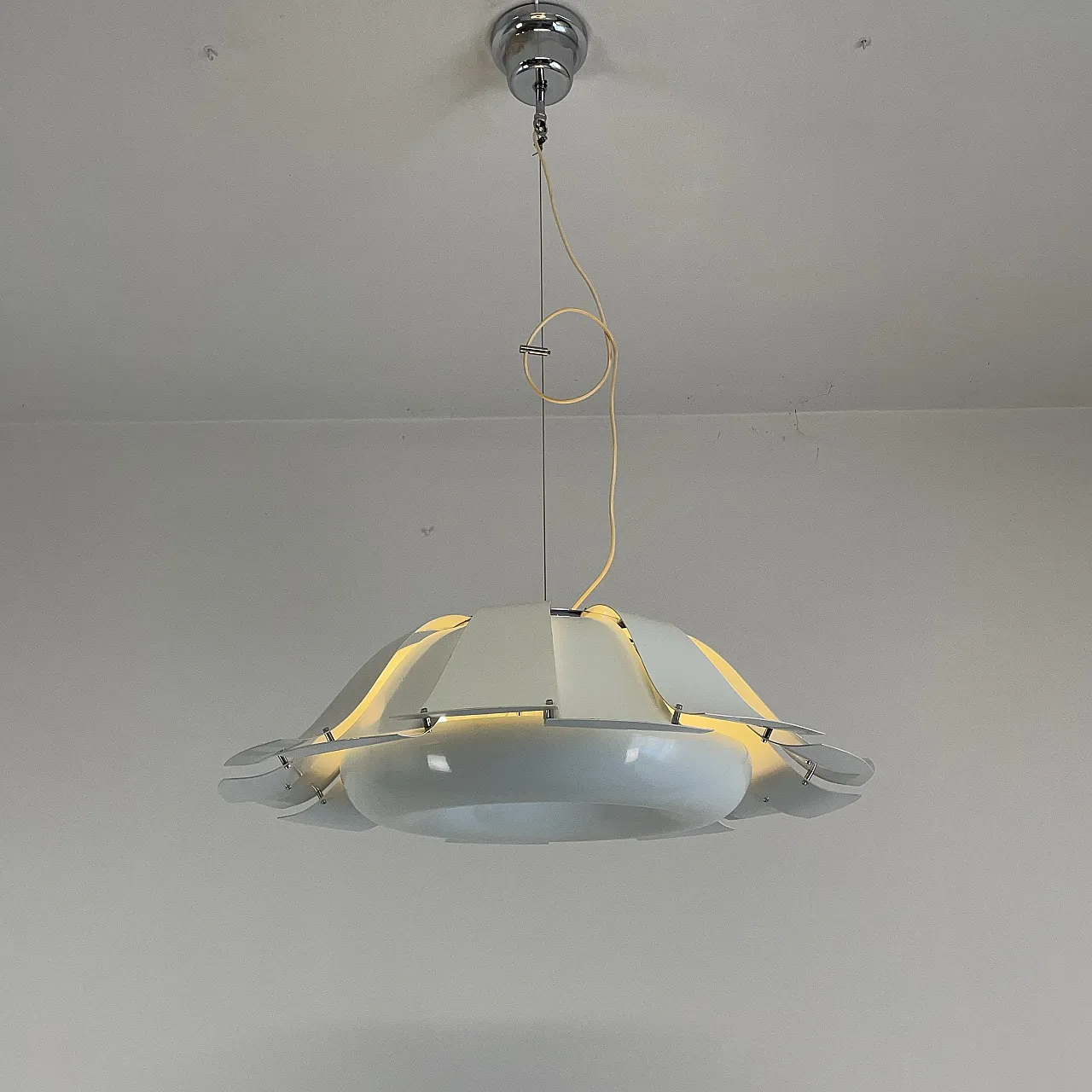 Lampada a sospensione bianca marca Tronconi, Italia anni ‘70 4