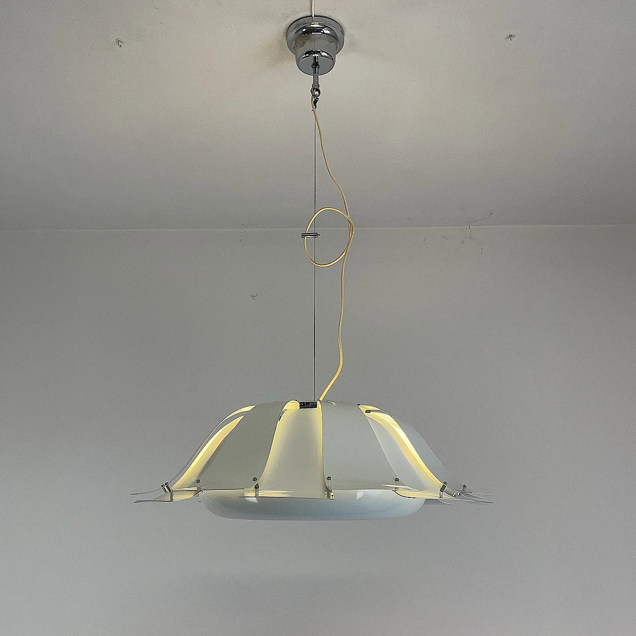 Lampada a sospensione bianca marca Tronconi, Italia anni ‘70 7
