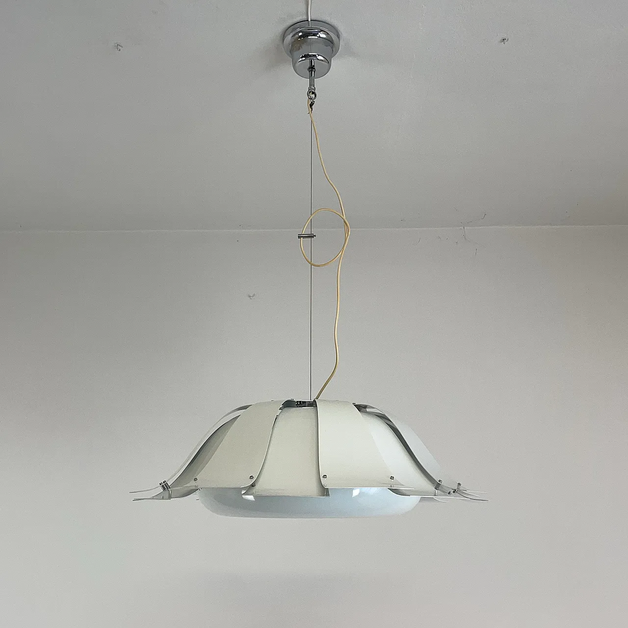 Lampada a sospensione bianca marca Tronconi, Italia anni ‘70 8