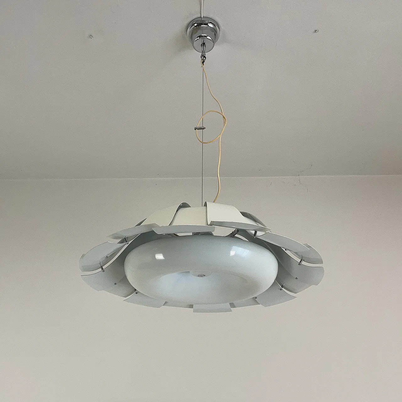 Lampada a sospensione bianca marca Tronconi, Italia anni ‘70 10