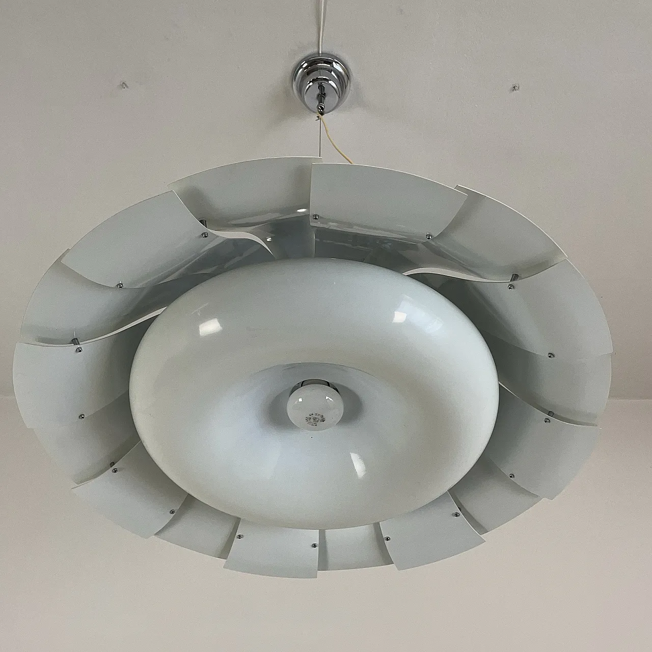 Lampada a sospensione bianca marca Tronconi, Italia anni ‘70 16