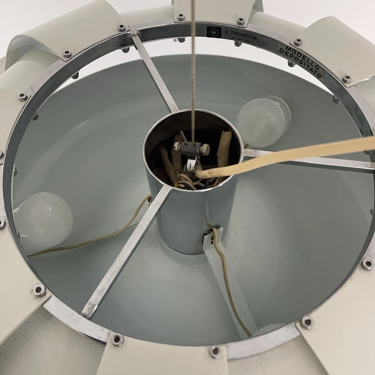 Lampada a sospensione bianca marca Tronconi, Italia anni ‘70 20