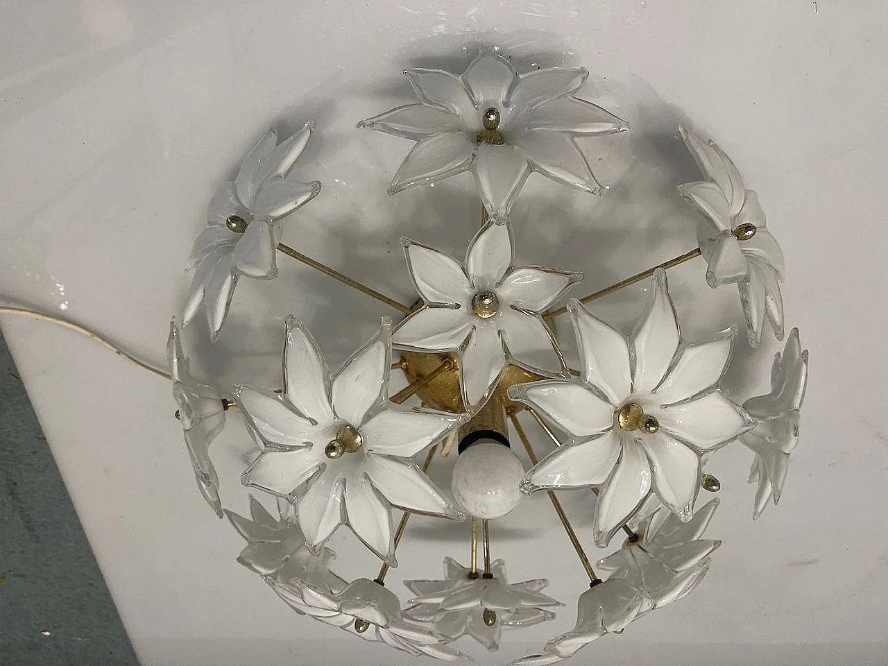 White Murano Flower and Brass Table Lamp, 1970s 6