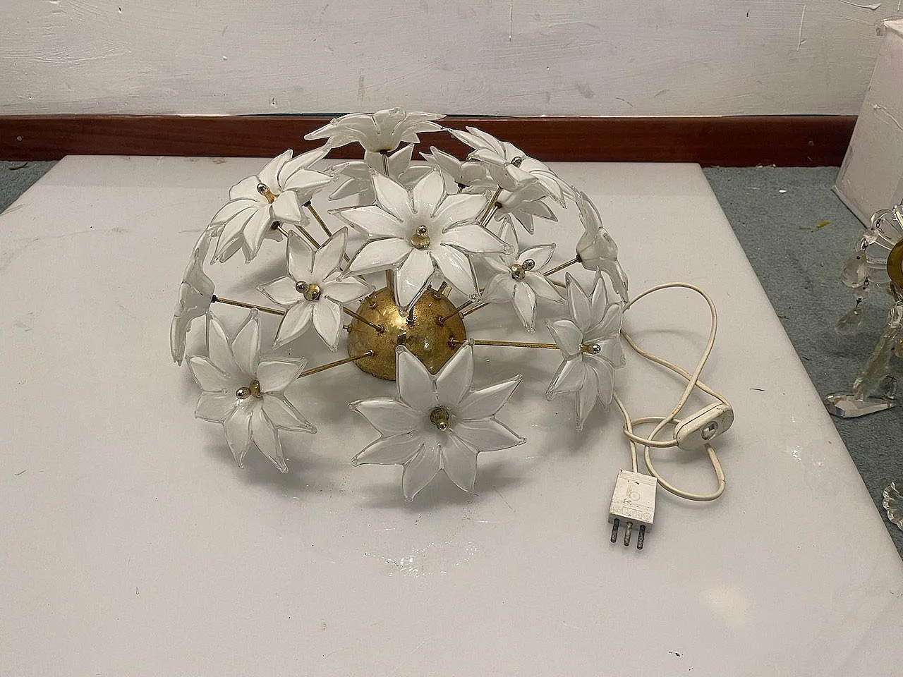 White Murano Flower and Brass Table Lamp, 1970s 9