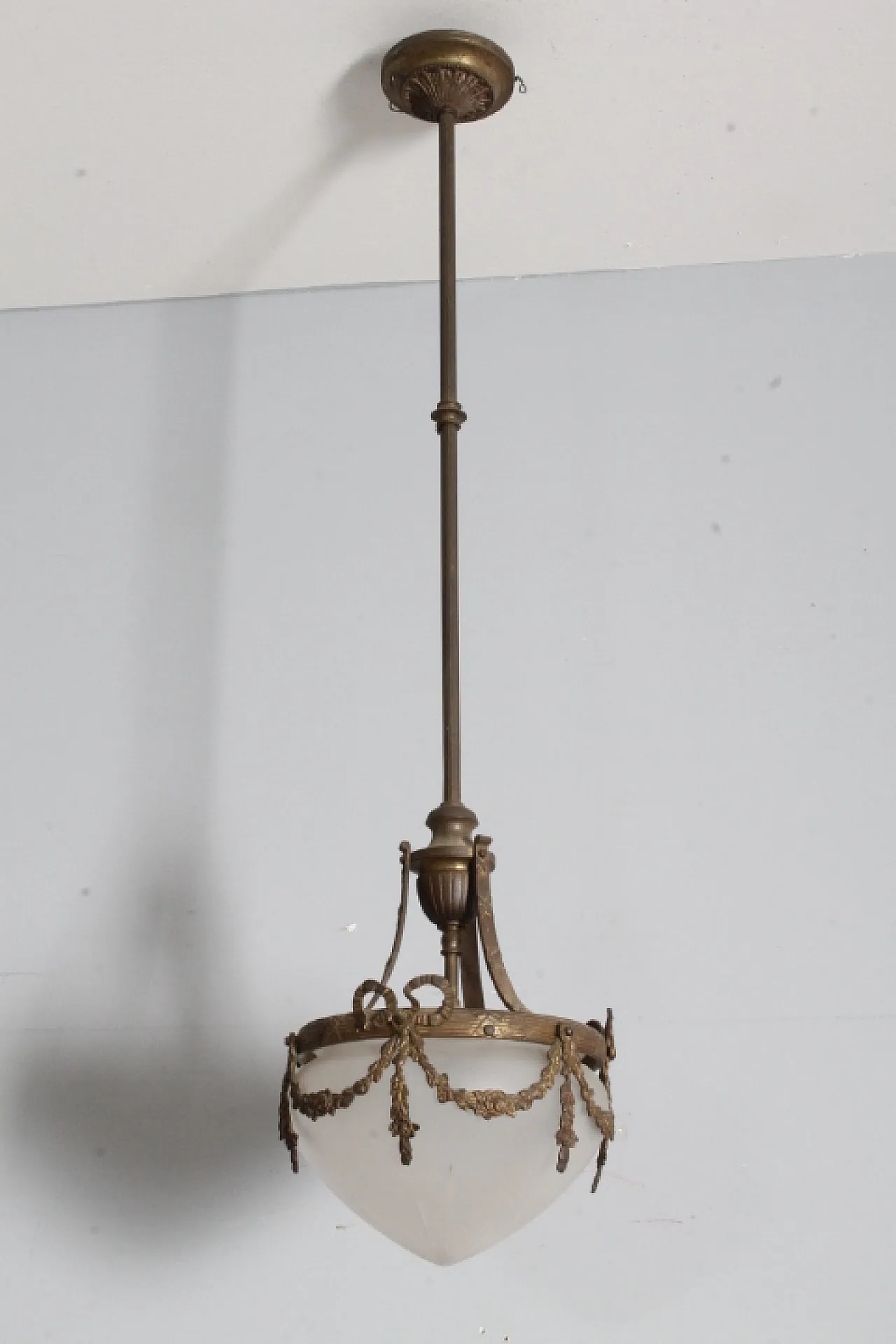 Lampadario liberty vetro opalino e bronzo, 1930 2