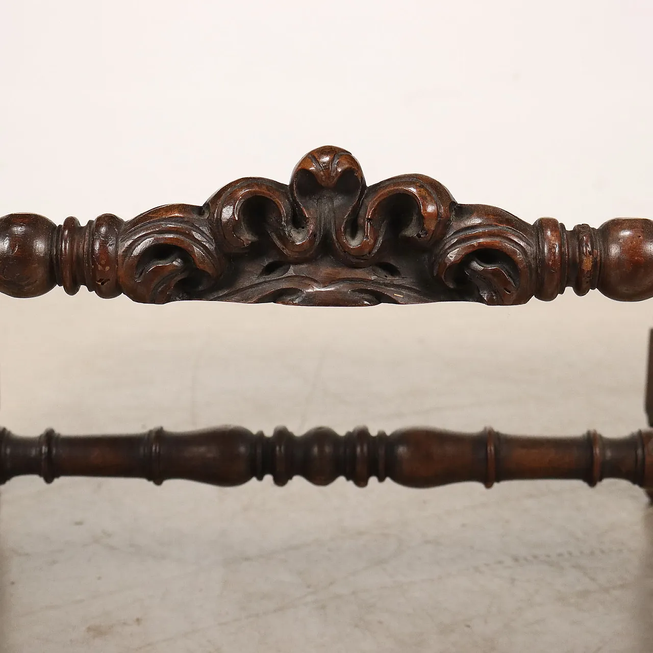 Walnut armchair with leaf motifs & multicoloured fabric, 18th century 7