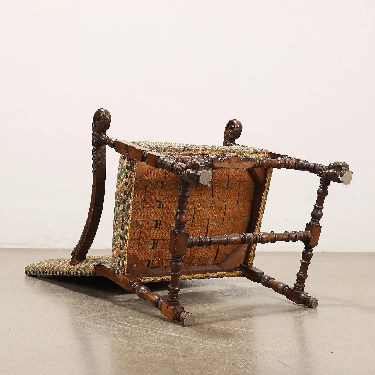 Walnut armchair with leaf motifs & multicoloured fabric, 18th century 10