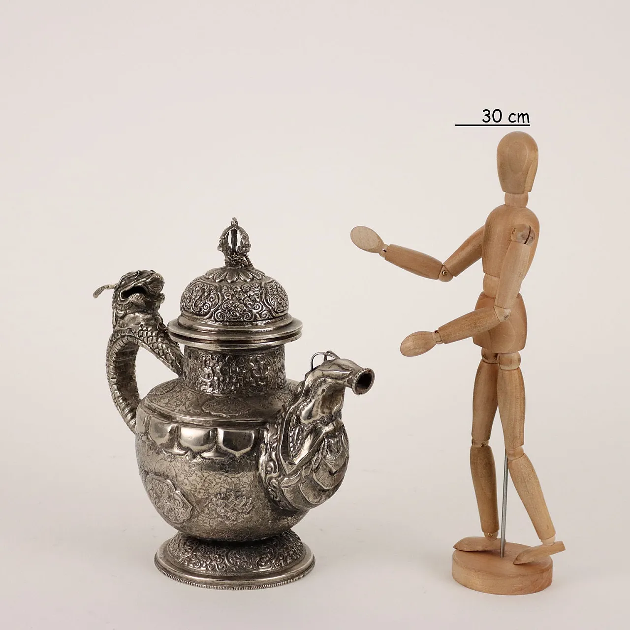 Teiera tibetana in metallo sbalzato e cesellato 2