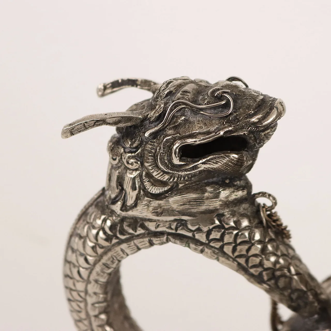 Teiera tibetana in metallo sbalzato e cesellato 4