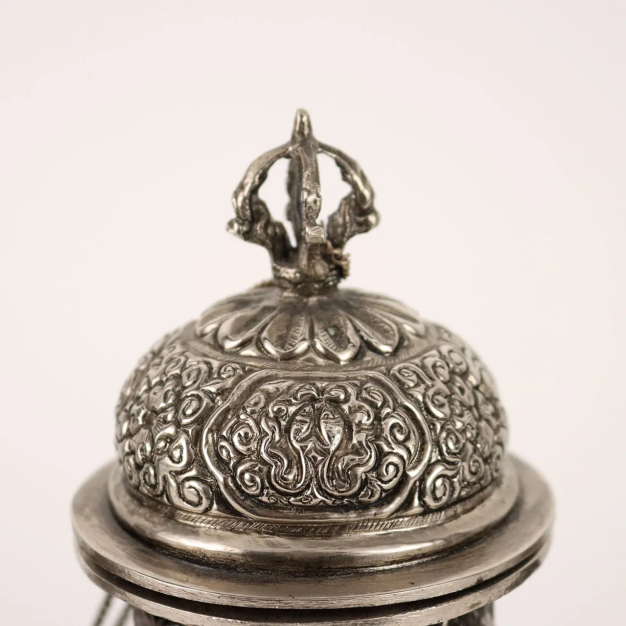 Teiera tibetana in metallo sbalzato e cesellato 5