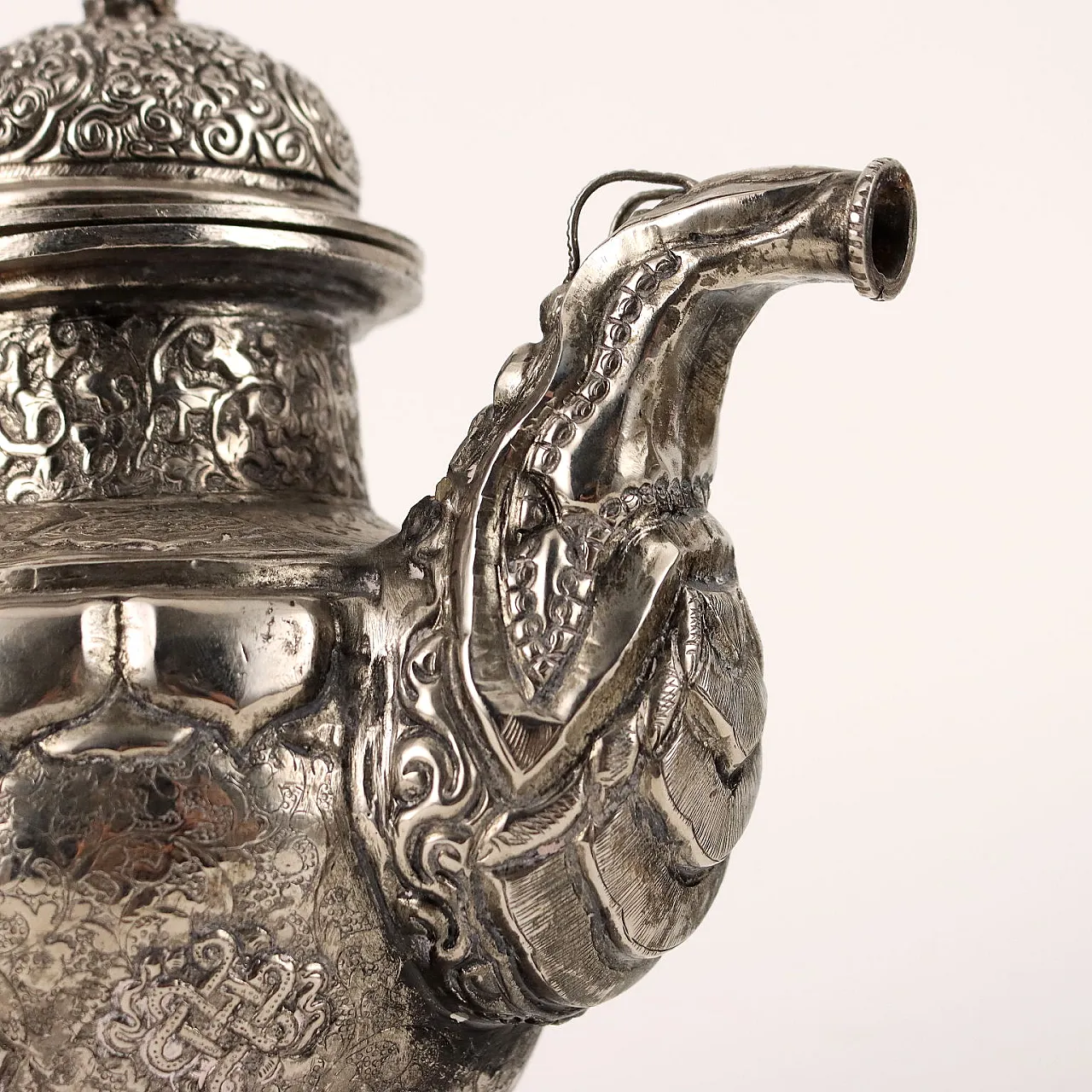 Teiera tibetana in metallo sbalzato e cesellato 6