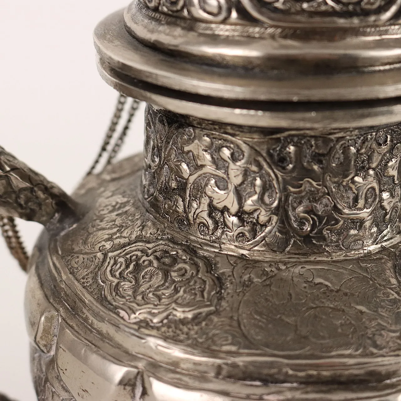 Teiera tibetana in metallo sbalzato e cesellato 8