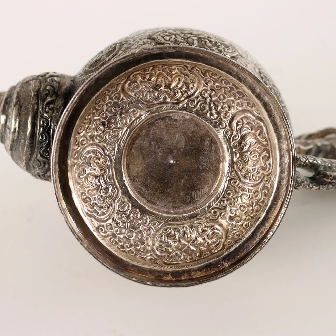 Teiera tibetana in metallo sbalzato e cesellato 10