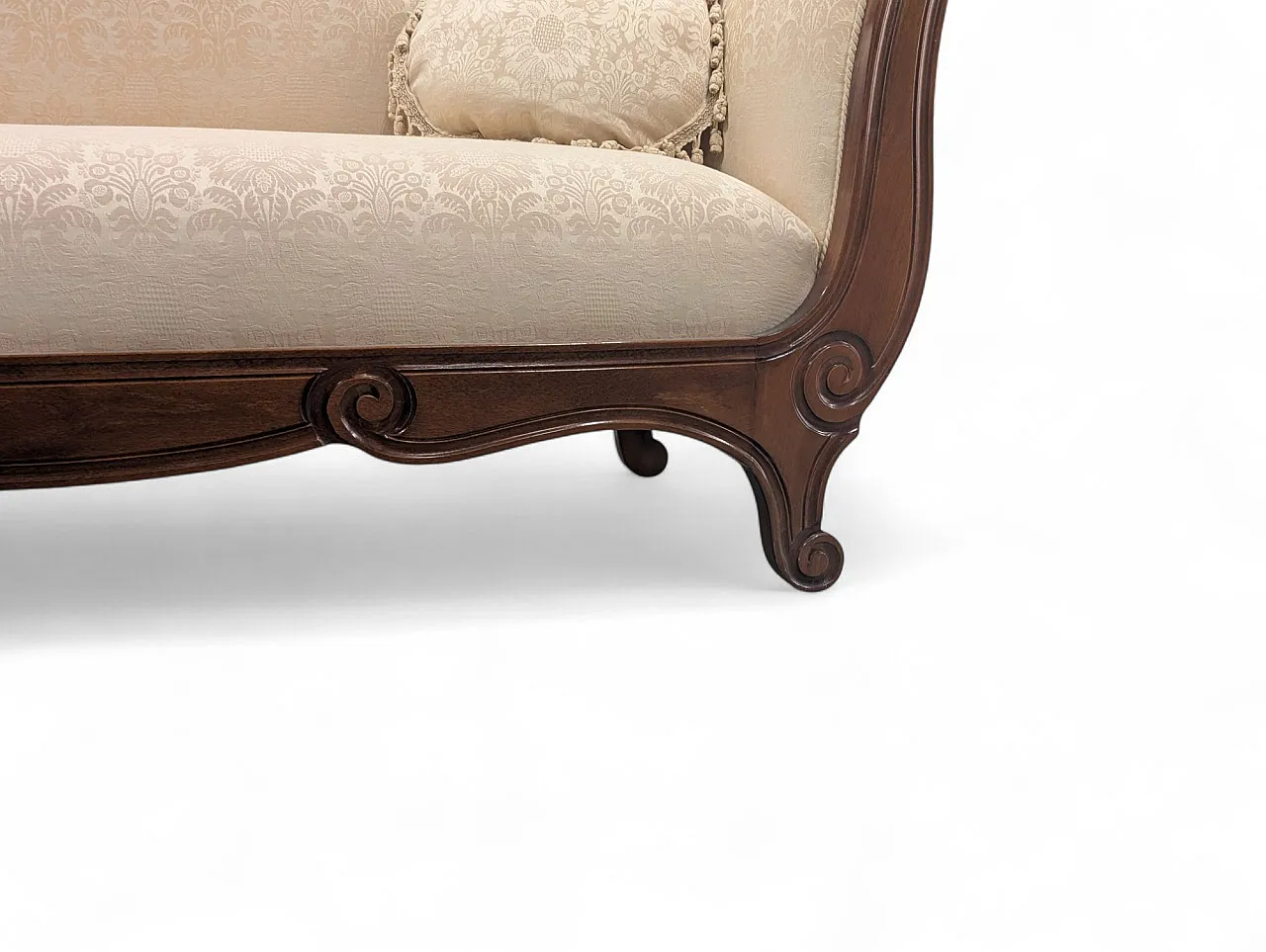 Divano in legno e tessuto stile classico con cuscini 7