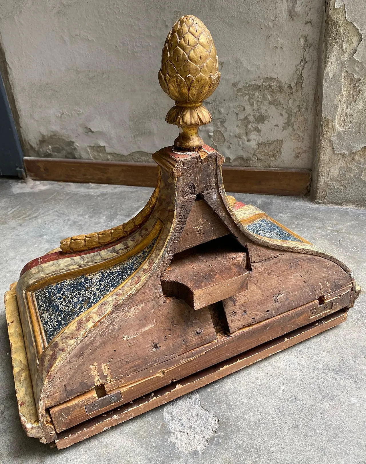 Carved, golden and painted wooden wrapping ciel, 18th century 5