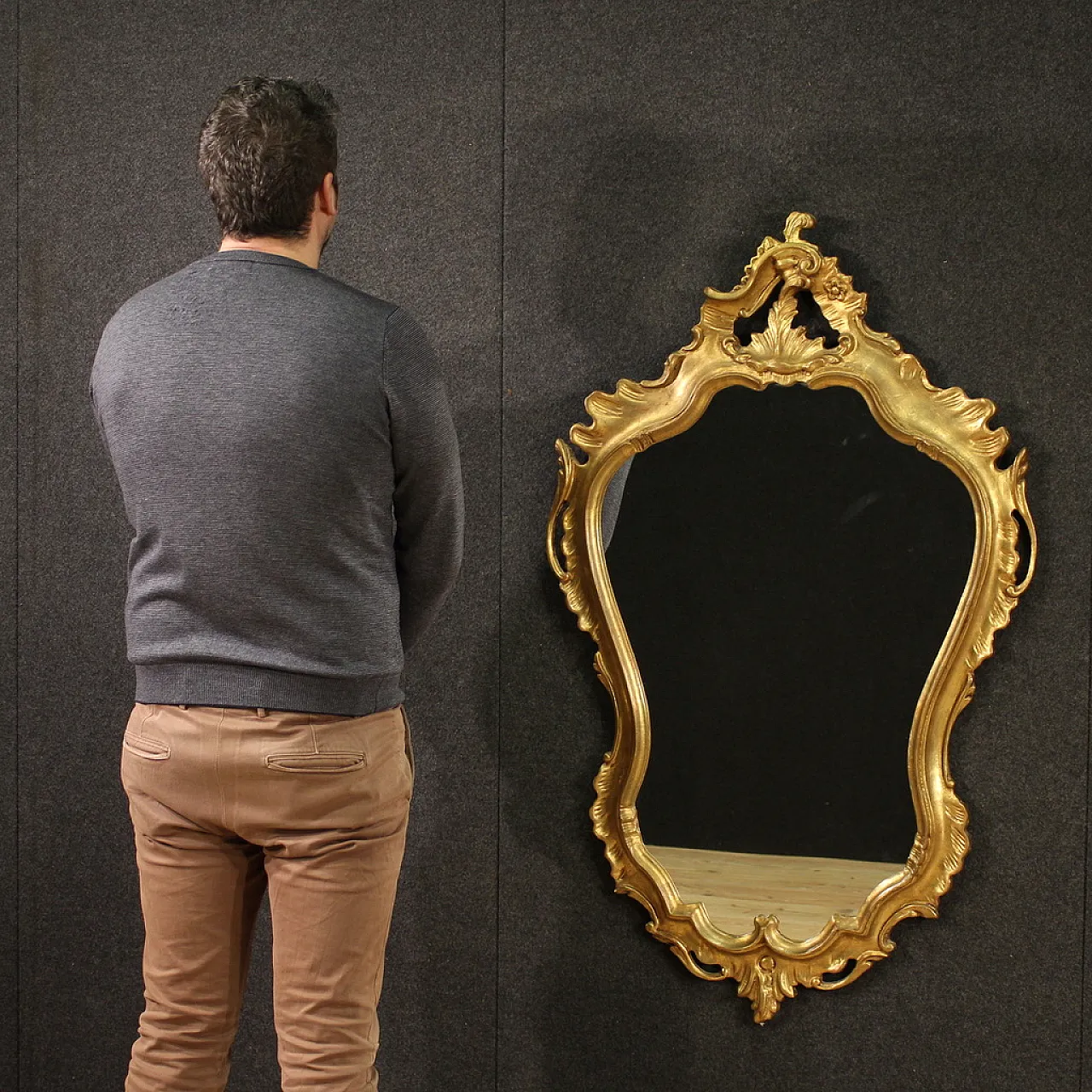 Grande specchiera dorata in stile Luigi XV con cartiglio, '900 2