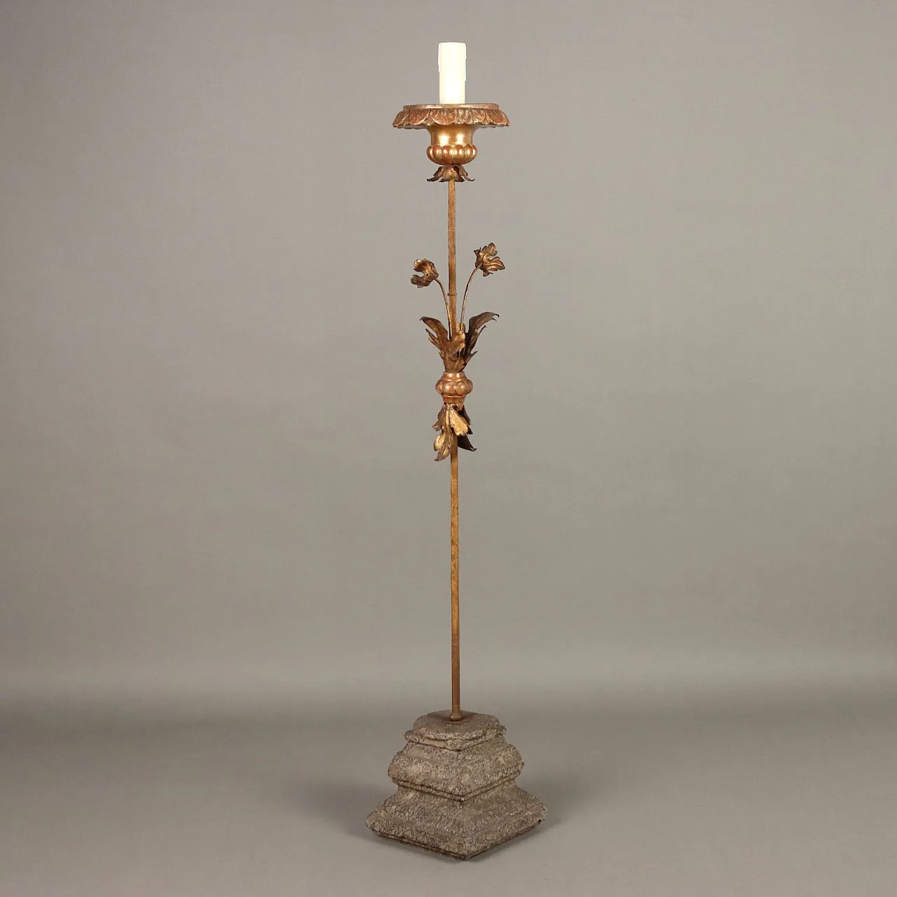 Candelabro in ferro granito con decorazioni e incisioni, primo '900 1